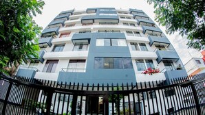 A multi-story building with a modern design, featuring balconies and large windows. - Inkaclub Miraflores (Lima)