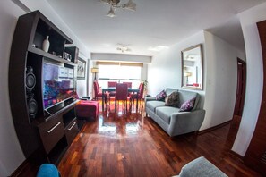 Leilighet – comfort, 3 soverom | Oppholdsområde | En 21-tommers smart-TV med kabel-kanaler samt TV og Netflix