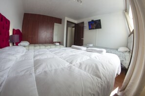 3 soverom, dundyner, senger med overmadrass og skrivebord