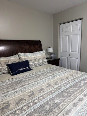 2 bedrooms, free WiFi, bed sheets - River Retreat-- Newly Remodeled Cottage On The River And Minutes From Cave Run (Morehead)