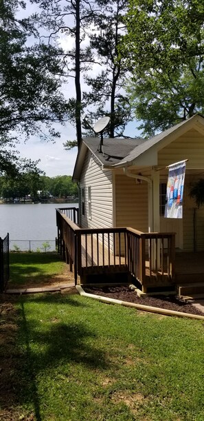 Exterior - Lake front cottage with dock (Lexington)