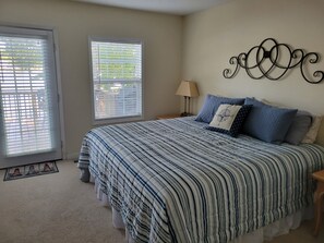 3 bedrooms, iron/ironing board, travel cot, free WiFi - Lake front cottage with dock (Lexington)