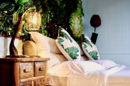 Ropa de cama de alta calidad y minibar . Blue Hill