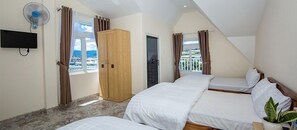 Chambre Familiale, vue ville | Bureau, Wi-Fi gratuit