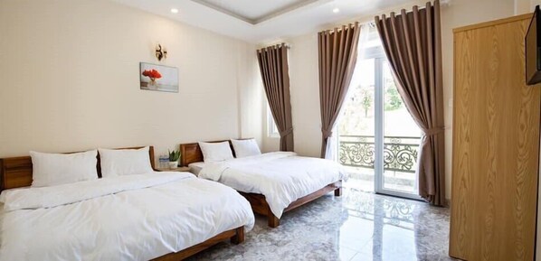 Quadruple Room, City View | Desk, free WiFi - Huong Anh Luxury Hotel Dalat (Da Lat)