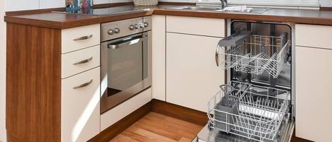 Een koelkast, een microgolfoven, een oven, een vaatwasser