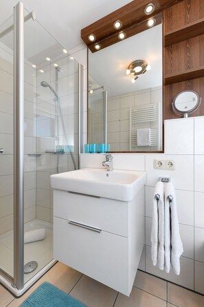 Shower, hair dryer, towels - House Pier 18 - Holiday apartment 9 (Esens)
