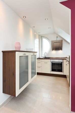 Kühlschrank, Mikrowelle, Ofen, Geschirrspüler