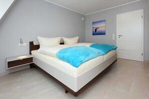 2 bedrooms, desk, WiFi, bed sheets
