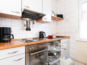 Kühlschrank, Mikrowelle, Ofen, Geschirrspüler