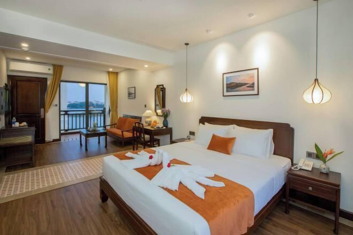 Premium bedding, pillow-top beds, minibar, in-room safe