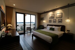 Kamar Double Deluks, 1 Tempat Tidur Queen, pemandangan sungai | Seprai premium, bantalan ekstra lembut, minibar, dan brankas