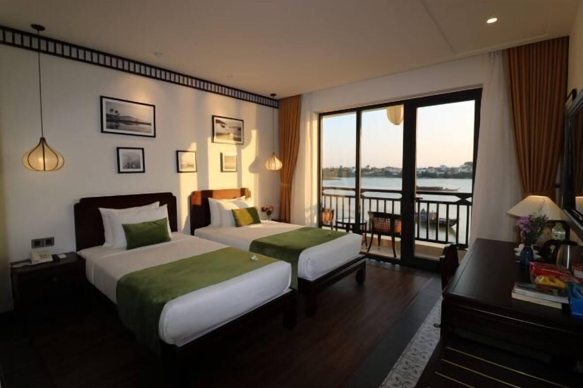 Premium bedding, pillow-top beds, minibar, in-room safe