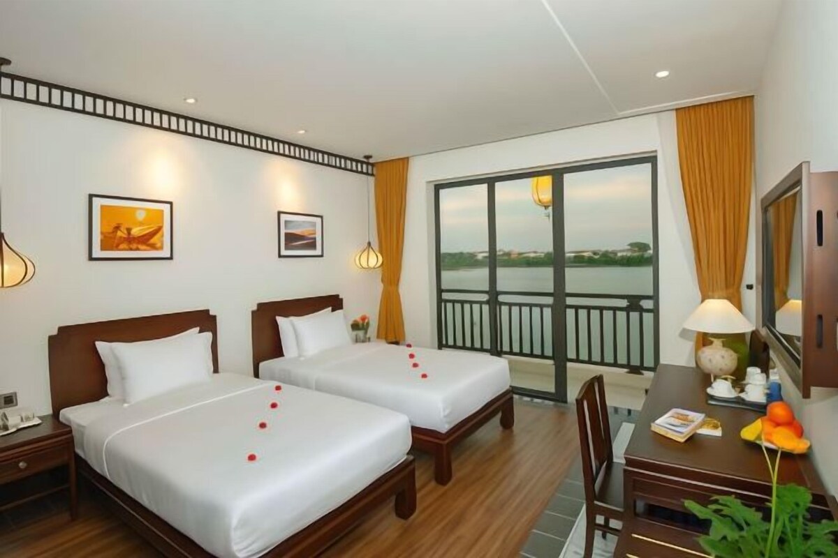 Premium bedding, pillowtop beds, minibar, in-room safe
