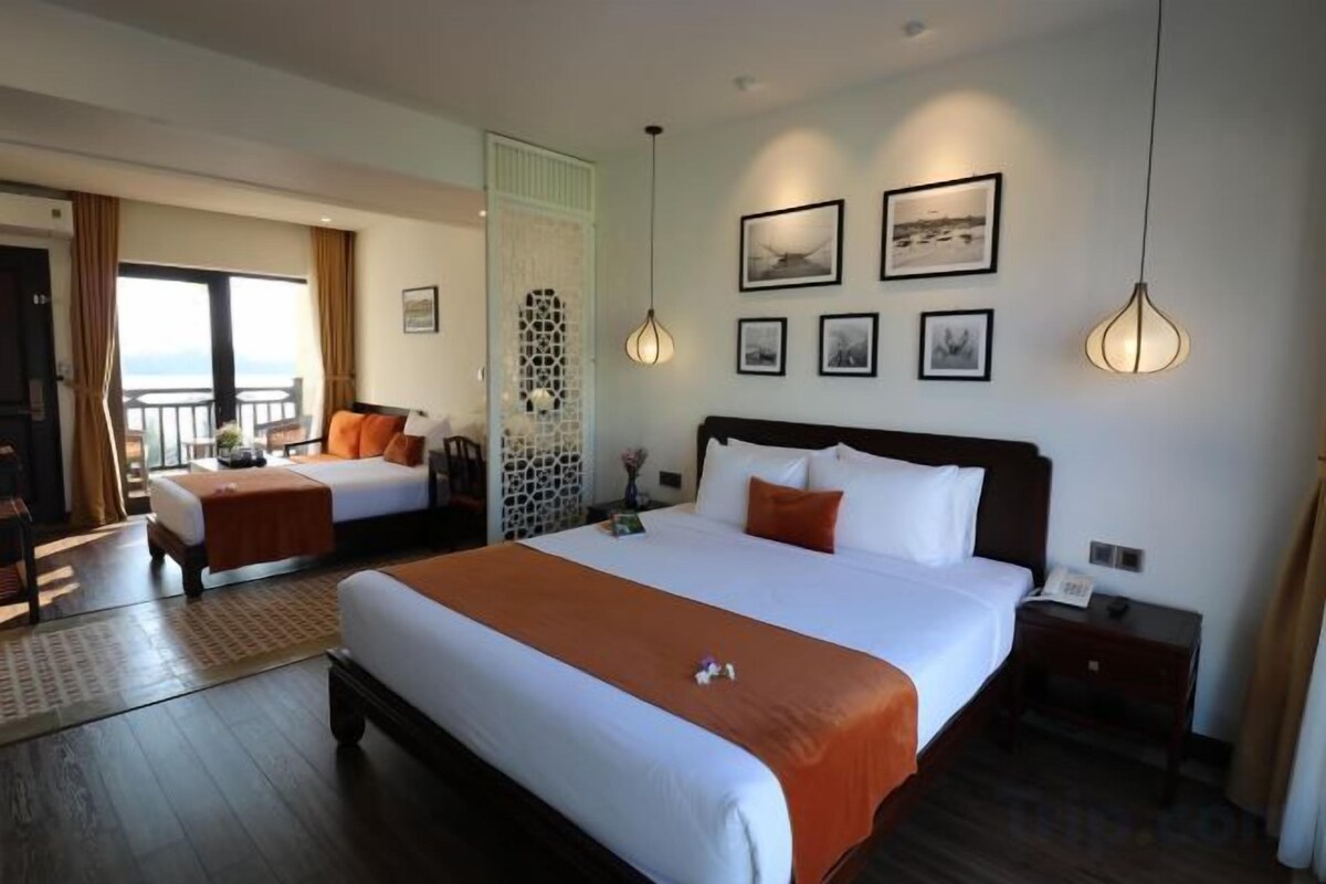 Premium bedding, pillowtop beds, minibar, in-room safe