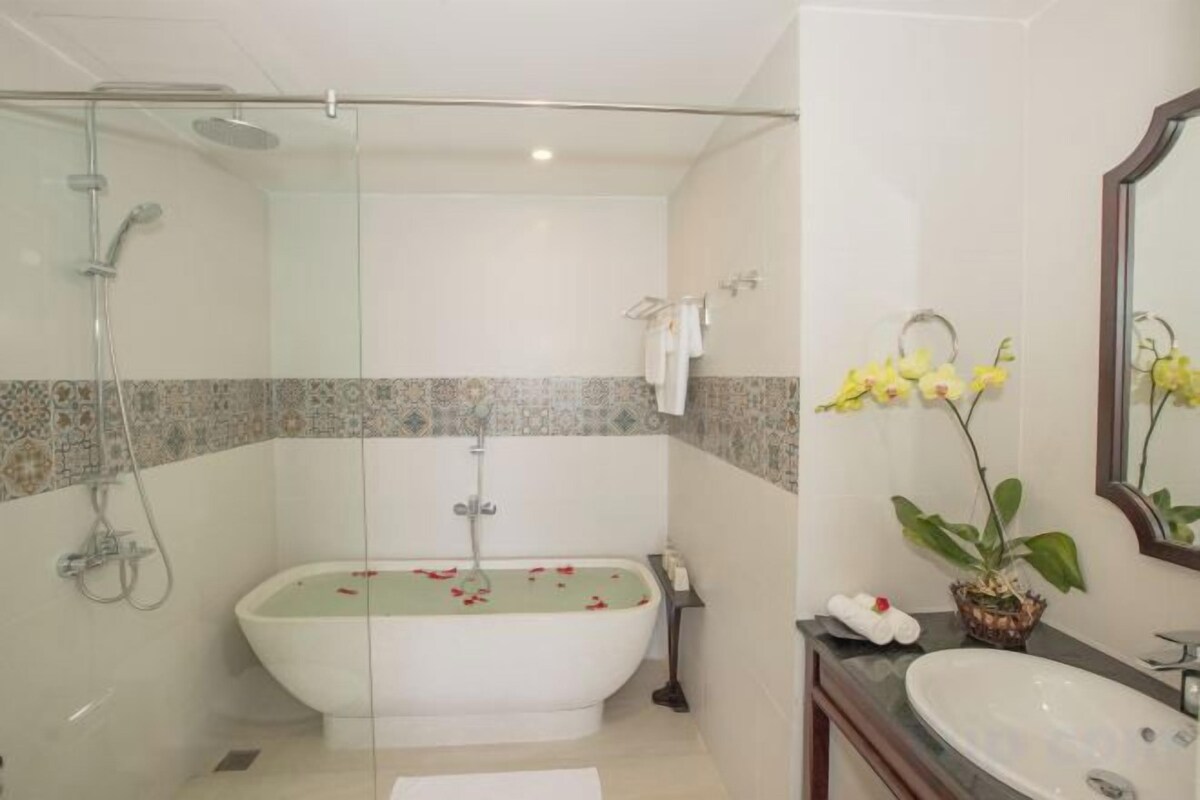 Separate tub and shower, hydromassage showerhead, free toiletries