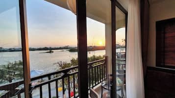 Deluxe Double Room, 1 Queen Bed, River View | 1 bedroom, premium bedding, pillowtop beds, minibar