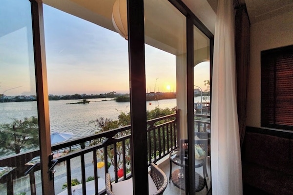 Deluxe Double Room, 1 Katil Ratu (Queen), River View | Peralatan tempat tidur premium, tilam berlapik, bar mini