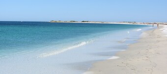 Appartement de deux pièces dans une maison 700 à quelques km de la mer proche de tous les services 