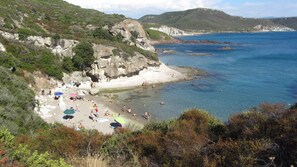 Ubicación cercana a la playa y toallas de playa