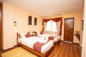 Minibar, escritorio y espacio para trabajar con laptop 