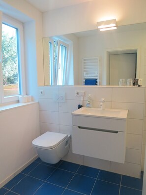 Apartment, 1 Bedroom (Silber) | Bathroom | Hair dryer, towels, soap, toilet paper
