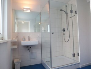 Apartment, 1 Bedroom (Hellblau) | Bathroom | Hair dryer, towels, soap, toilet paper - LAGO Ferienwohnungen in Lindau (Lindau)