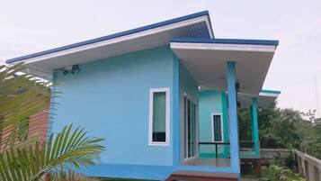 Classic House | Hypo-allergenic bedding, blackout drapes, free WiFi, bed sheets