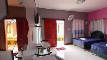 Family Room | Hypo-allergenic bedding, blackout curtains, free WiFi, bed sheets