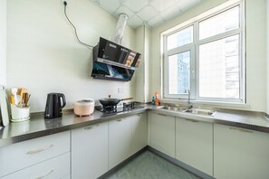 Apartemen Keluarga, 3 kamar tidur | Dapur pribadi | Lemari es, kompor, ketel listrik, dan peralatan masak/sendok-piring