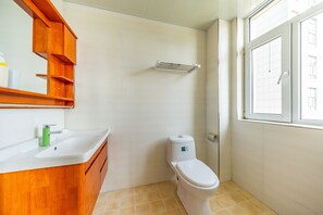 Family Apartment, 3 Bedrooms | Bathroom | Shower, rainfall showerhead, free toiletries, hair dryer