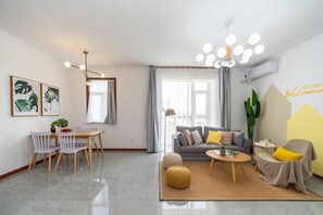 Familienapartment, 3 Schlafzimmer | Wohnbereich | Flachbildfernseher