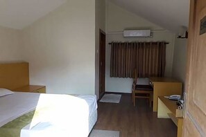 Standaard kamer, 1 tweepersoonsbed | 6 slaapkamers, een bureau, een laptopwerkplek, gratis wifi