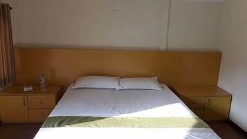 Standaard kamer, 1 tweepersoonsbed | 6 slaapkamers, een bureau, een laptopwerkplek, gratis wifi