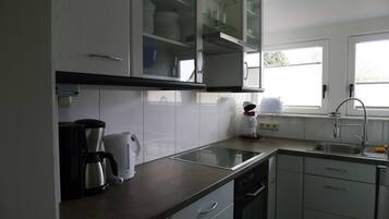 Comfort Apartment, Balcony, Mountain View | Private kitchen | Fridge, microwave, oven, stovetop