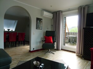 Comfort Apartment, Balcony, Mountain View | Living area | Flat-screen TV, MP3 dock - FeWo-Schuberski (Oerlinghausen)