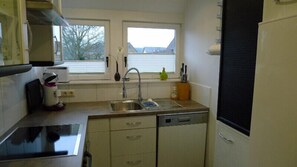 Comfort Apartment, Balcony, Mountain View | Private kitchen | Fridge, microwave, oven, stovetop - FeWo-Schuberski (Oerlinghausen)