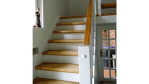 A staircase with wooden steps and a white wall. - FeWo-Schuberski (Oerlinghausen)