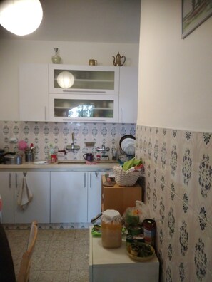 Réfrigérateur, four, bouilloire électrique