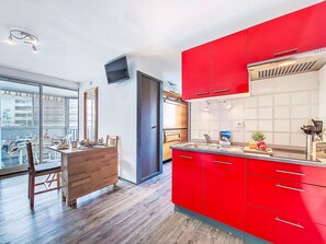 Refrigerador, microondas, periquera y utensilios de cocina 