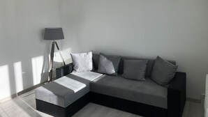 Apartamento Premium, varias camas, vistas a la montaña | Zona de estar | Una televisión