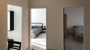 Apartamento Premium, varias camas, vistas a la montaña | Zona de estar | Una televisión