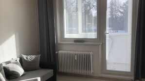 Apartamento Premium, varias camas, vistas a la montaña | Zona de estar | Una televisión