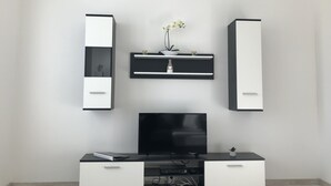 Apartamento Premium, varias camas, vistas a la montaña | Zona de estar | Una televisión