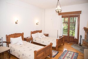 Trang trí khác biệt, trang bị nội thất với thiết kế riêng biệt, bàn 