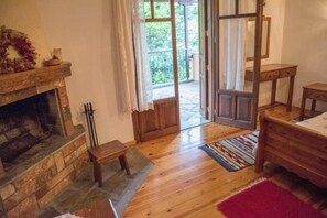 特色装修、特色家居、办公桌、笔记本电脑工作区