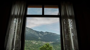 Una ventana con vistas a un paisaje montañoso.
