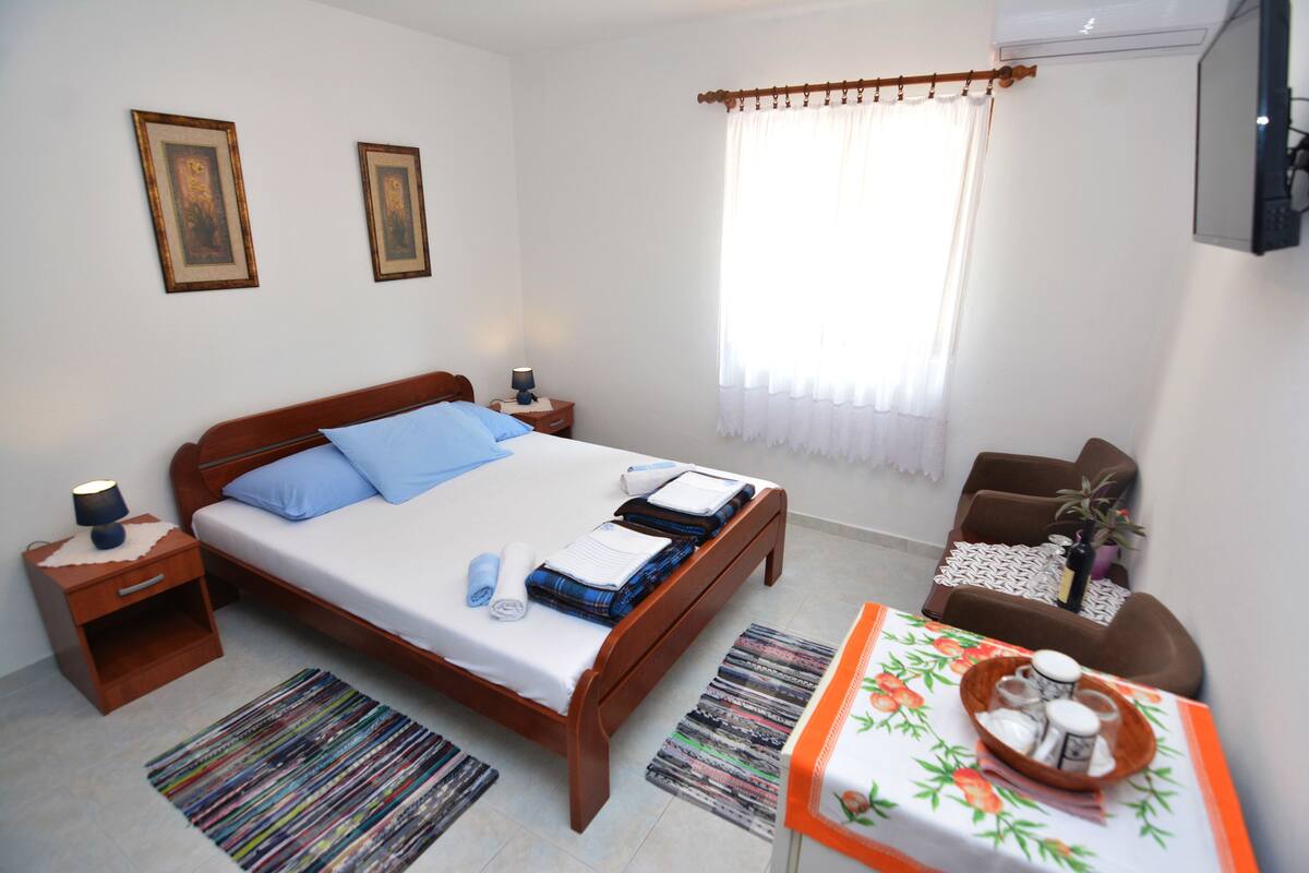 Basic Room | Desk, iron/ironing board (on request), WiFi (free), bed sheets
