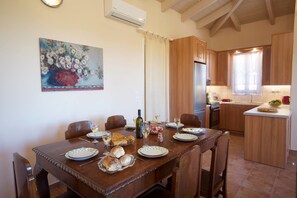 Cottage Deluxe | Cucina privata | Frigorifero con congelatore, microonde, forno, piano cottura