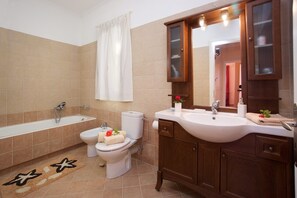 Deluxe Cottage | Bathroom | Shower, hair dryer, bidet, towels - Traditional Kefalonian Home Regina (Kefalonia)